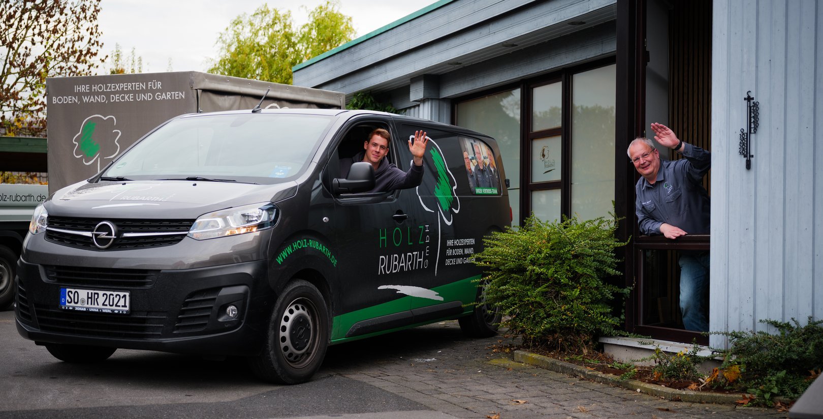 Freundliche Mitarbeiter von Holz Rubarth winken